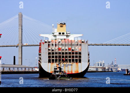 Porte-conteneurs entrant sur le port de Savannah Savannah River Banque D'Images