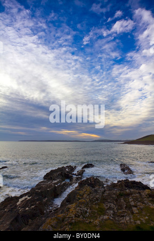 Mer agitée sur la Côte d'East Cork, République d'Irlande Banque D'Images