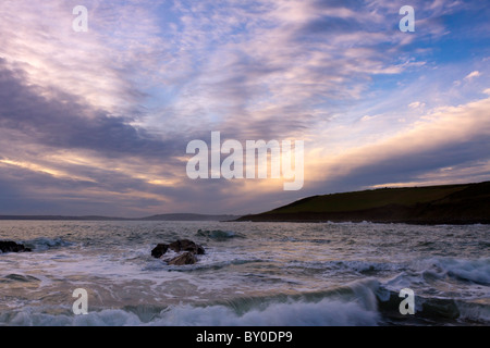 Mer agitée sur la Côte d'East Cork, République d'Irlande Banque D'Images