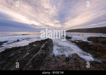 Mer agitée sur la Côte d'East Cork, République d'Irlande Banque D'Images