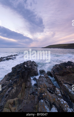 Mer agitée sur la Côte d'East Cork, République d'Irlande Banque D'Images