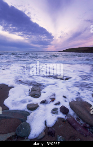 Mer agitée sur la Côte d'East Cork, République d'Irlande Banque D'Images