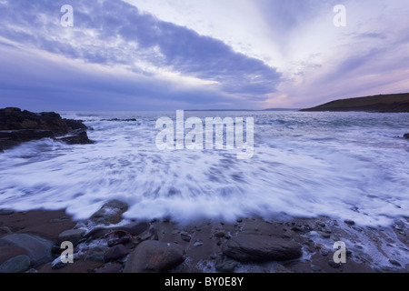 Mer agitée sur la Côte d'East Cork, République d'Irlande Banque D'Images