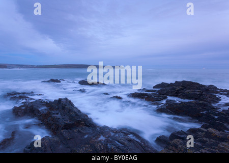 Mer agitée sur la Côte d'East Cork, République d'Irlande Banque D'Images