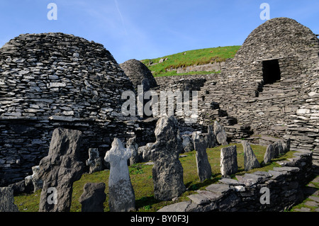 Skellig Michael Celtique antique île monastique de l'île d'établissement County Kerry ireland Hermitage beehive huts tombe pierre tombale croix Banque D'Images