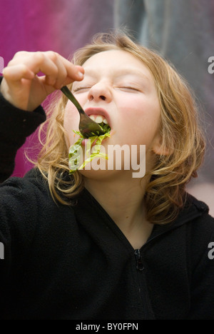 Onze ans, fille de manger le chou Banque D'Images