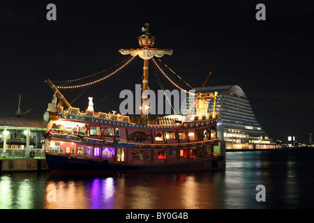 Pirate touristiques bateau amarré dans le port de Kobe dans la nuit. Le port de Kobe, Kobe, Japon, province de Kansai. Banque D'Images