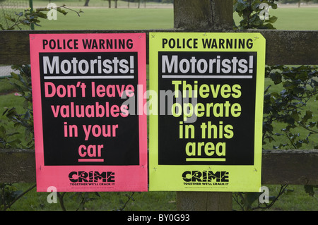 Deux affiches épinglées sur une clôture, alerte les automobilistes sur les vols de voitures. Banque D'Images