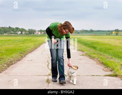 Femme et chiot Sheltie - prendre une marche Banque D'Images