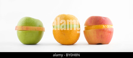 Comparer des pommes et des oranges sur fond blanc Banque D'Images