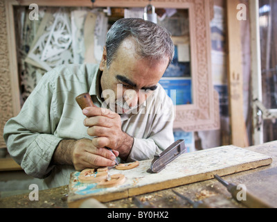 Artisanat traditionnel au travail dans souk de la vieille ville de Damas, en Syrie Banque D'Images