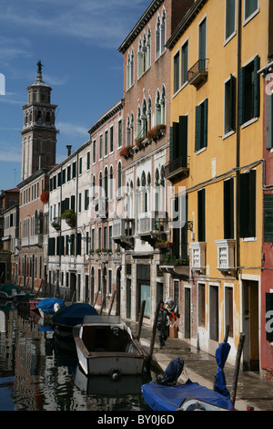 Canal et scène de rue, Rio di San Barnaba dans le quartier Dorsoduro de Venise, Italie. Banque D'Images
