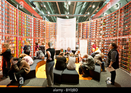 Francfort, Allemagne - le 8 octobre 2010 : les visiteurs au Salon du livre de Francfort. Banque D'Images