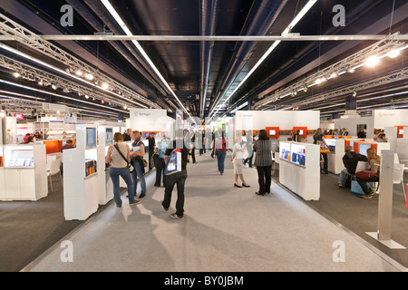 Francfort, Allemagne - le 8 octobre 2010 : les visiteurs au Salon du livre de Francfort. Banque D'Images