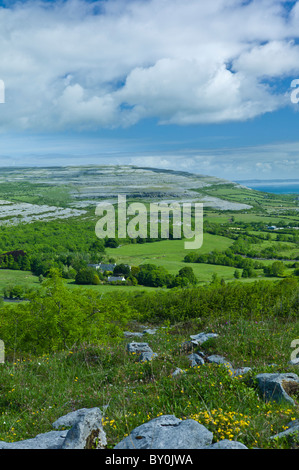 Le Burren et la baie de Galway à partir de la colline du tire-bouchon, Cappanawalla Finvarra gauche droite Point, comté de Clare, à l'ouest de l'Irlande Banque D'Images