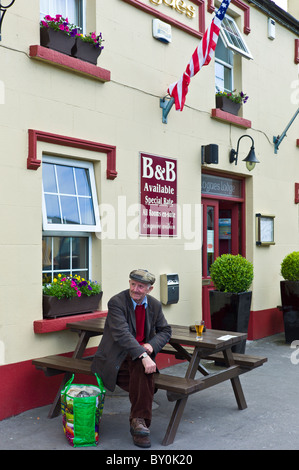 Personnes âgées irlandais a une bière et un repos après shopping au marché des agriculteurs, Ballyvaughan, dans le comté de Clare, à l'ouest de l'Irlande Banque D'Images