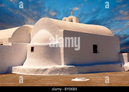 White chapelle orthodoxe de Oia, Santorin, Grèce Banque D'Images