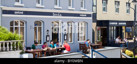 Les touristes au restaurant de fruits de mer dans Roundstone Beola, Connemara, comté de Galway, Irlande Banque D'Images