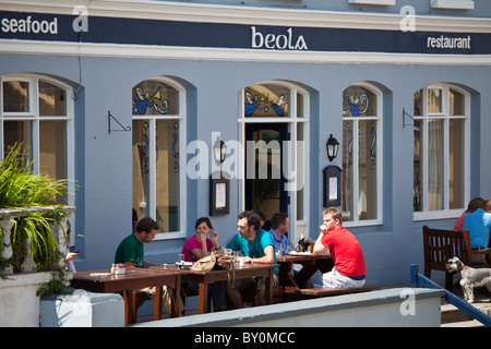 Les touristes au restaurant de fruits de mer dans Roundstone Beola, Connemara, comté de Galway, Irlande Banque D'Images