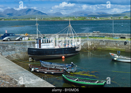 Panorama du port de Roundstone et les montagnes Twelve Bens, Connemara, comté de Galway, Irlande Banque D'Images