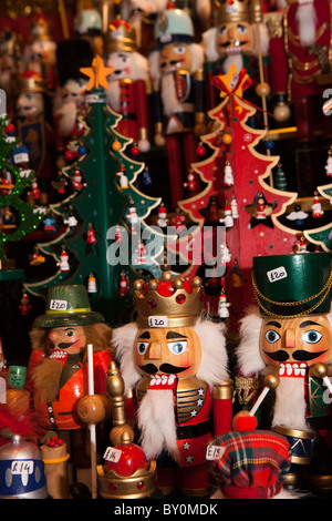 Royaume-uni, Angleterre, dans le Yorkshire, Leeds, Milennium Square, Christkindelmarkt, jouets en bois peint affiché sur cadeau stall Banque D'Images