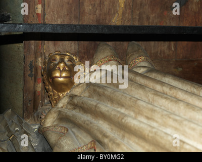 La Cathédrale de Canterbury Canterbury Kent Angleterre un Lion d'or au pied de l'effigies du roi Henry IV et Joan Navarre Banque D'Images