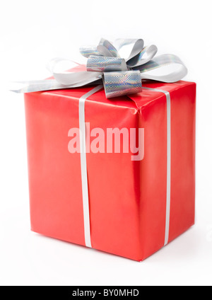 Cadeau isolés en rouge Boîte de décoration lié avec ruban d'argent et sur son sommet Bow Banque D'Images