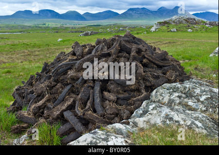 Dans les gazons tourbe empilées sur l'ancienne tourbière Bog Road près de Roundstone, Connemara, comté de Galway Banque D'Images