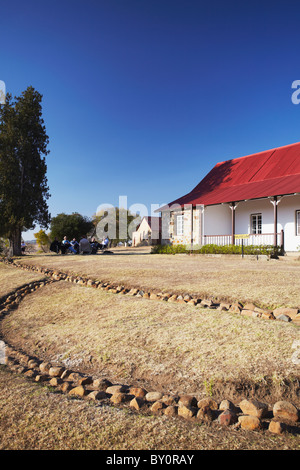 Les touristes assis dehors au musée de Rorke Drift, Thukela, KwaZulu-Natal, Afrique du Sud Banque D'Images