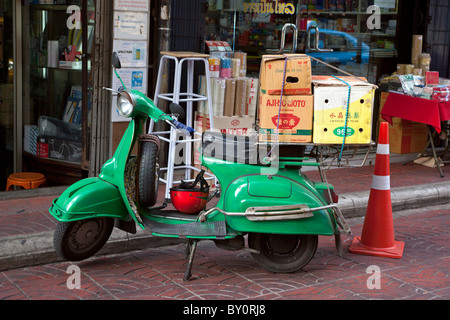 Scooter Vespa Vintage Chinatown Bangkok Banque D'Images