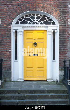 Une porte avant jaune appartenant à l'un des bâtiments géorgiens sur O'Connell street à Dublin, République d'Irlande. Banque D'Images