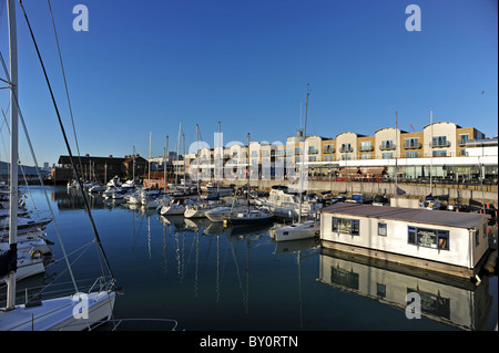 Bateaux amarrés dans le port de plaisance de Brighton que le soleil commence à définir Banque D'Images