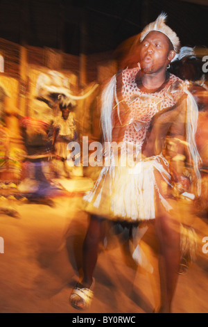 Les danseurs de danse zoulou traditionnelle, Shakaland, Eshowe, Zululand, KwaZulu-Natal, Afrique du Sud Banque D'Images