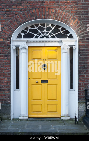 Une porte avant jaune appartenant à l'un des bâtiments géorgiens sur O'Connell street à Dublin, République d'Irlande. Banque D'Images