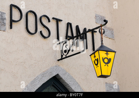 Schriftzug POSTAMT, schmiedeeiserne Glaseinsatz Hängelampe mit. Lettrage - POSTAMT, lits en fer forgé lampe suspendue avec insert en verre Banque D'Images