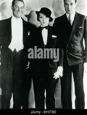 MARLENE DIETRICH L'actrice allemande avec Gary Cooper à droite et Maurice Chevalier en 1932 Banque D'Images