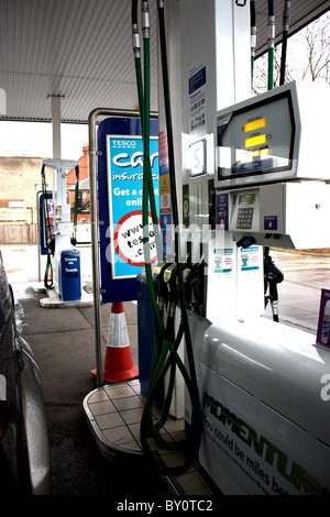 Pompes à carburant essence et diesel oh une avant-cour garage Tesco Banque D'Images