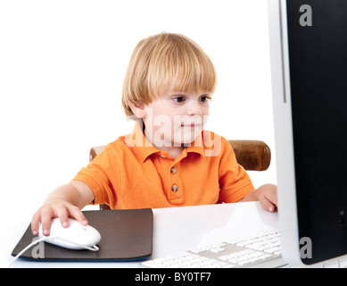 Jeune garçon avec ordinateur de bureau isolated on white Banque D'Images