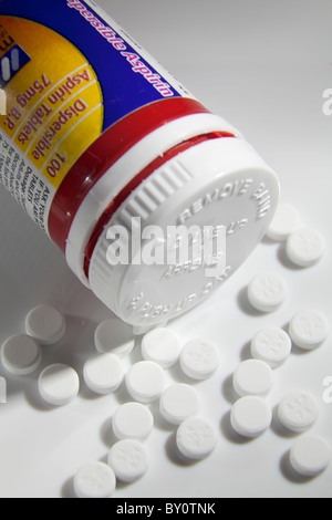 L'aspirine à faible dose 75g comprimés autour d'un récipient fermé Banque D'Images