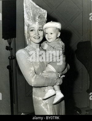 La dame est prêt Marlene Dietrich entre scènes de la Colombie-Britannique 1942 film avec le petit garçon qui apparaît dans le film Banque D'Images