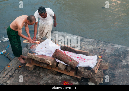 Cérémonie de crémation sur la rivière Bagmati au Temple d'Pahsupatinath à Katmandou, Népal Banque D'Images