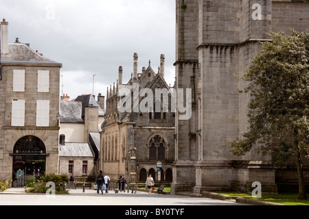 Une petite place derrière la cathédrale Saint Corentin à Quimper, Bretagne France Banque D'Images