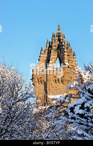 Le Monument National à Wallace dans la neige, ville de Stirling, Scotland, UK. Banque D'Images