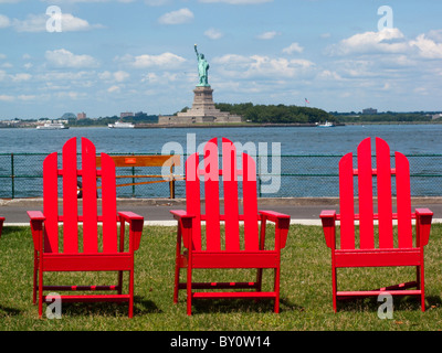 Chaises Adirondack red NYC Governors Island Banque D'Images