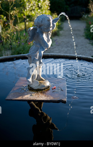 Statue fontaine d'Eros dans le collecteur Earl's Gardens at Arundel Castle, photographié en fin d'après-midi, West Sussex, UK Banque D'Images