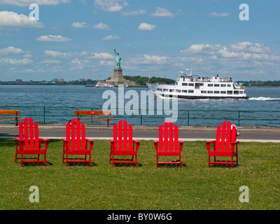 L'Île des Gouverneurs Adirondack chaises rouge Banque D'Images