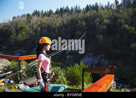 Femme debout au fond d'un zip-line, les tempêtes River, Eastern Cape, Afrique du Sud Banque D'Images