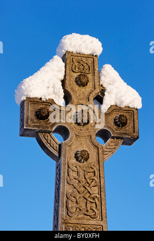 Pierre tombale, sous la forme d'une croix de cimetière, vallée, ville de Stirling, Scotland, UK. Banque D'Images