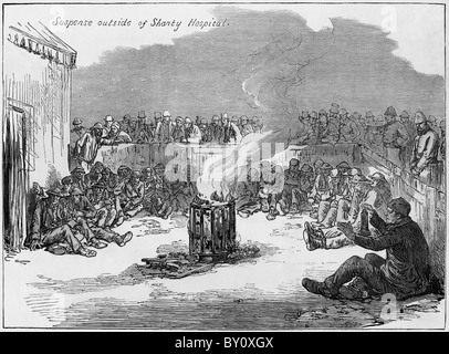 En attente de nouvelles à l'extérieur de l'hôpital shanty Troedyrhiw Colliery hommes Sauvé de la mine inondée d'être piégé pendant 10 jours Victorian Gravure en date du 28 avril 1877 Banque D'Images