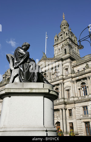 Ville de Glasgow, en Écosse. La statue de Thomas Graham George Square avec Glasgow City Chambers dans l'arrière-plan. Banque D'Images